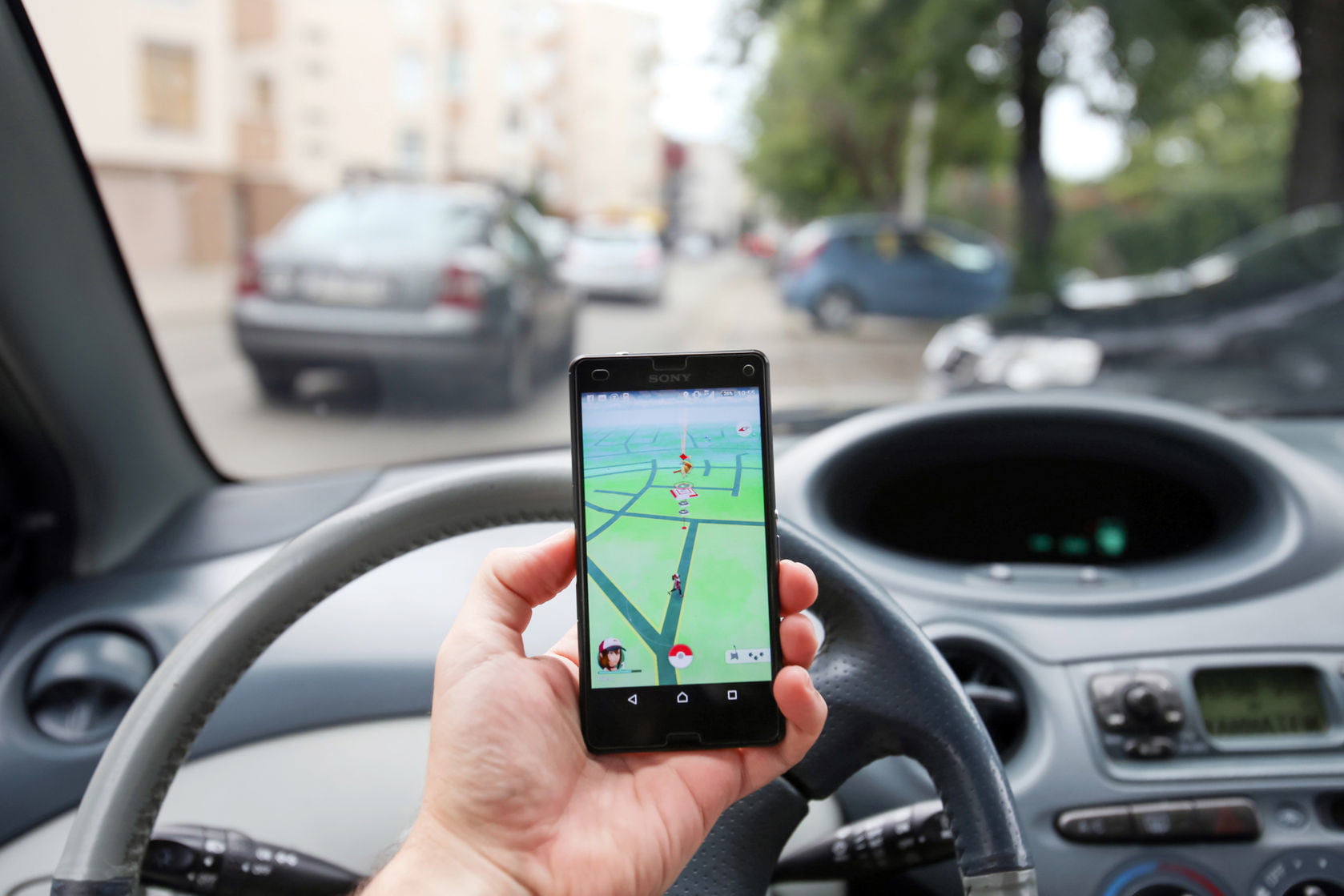 英国政府严禁汽车司机在驾驶过程中玩手机游戏