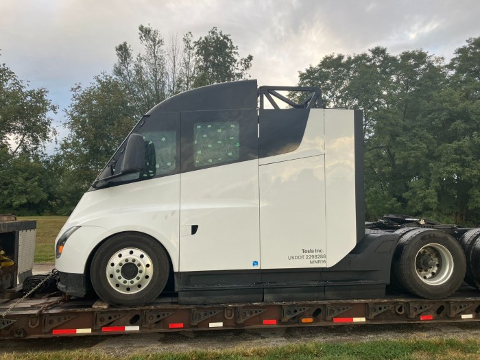 特斯拉semi电动卡车被发现在交付前被运往美国各地